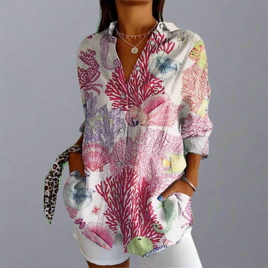 "Elegant kvindebluse i luksuriøst blødt materiale med håndlavede detaljer og klassisk design."