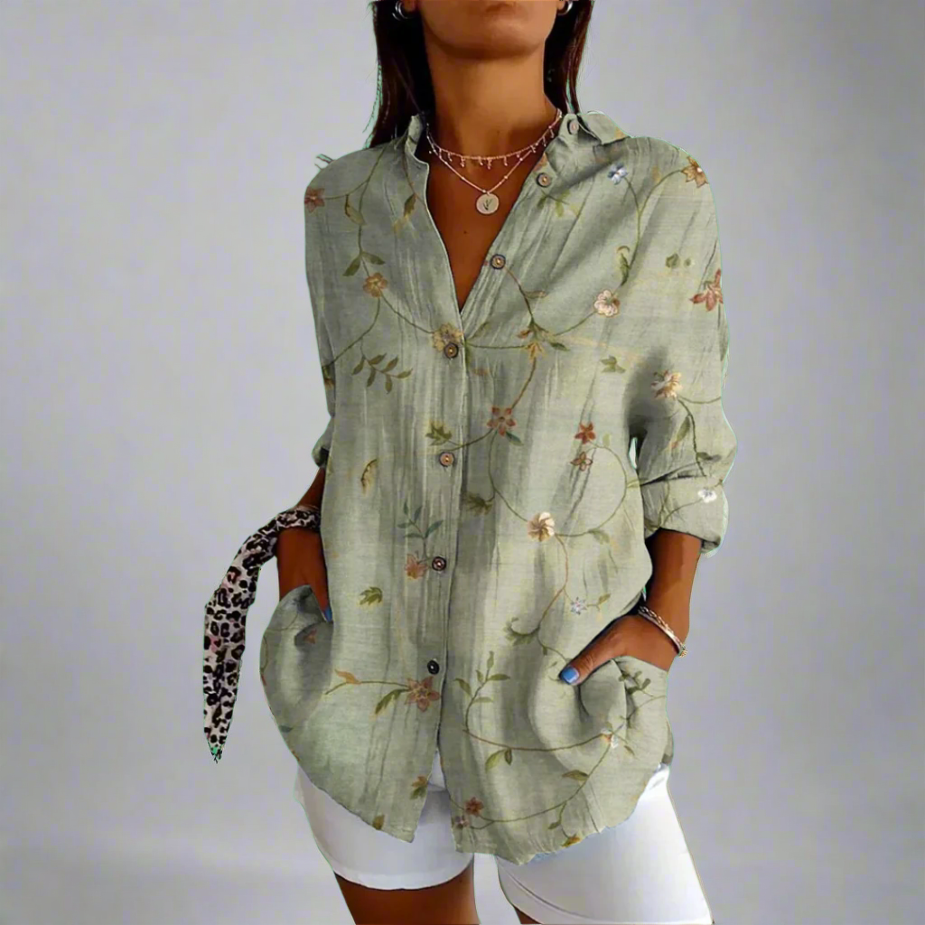 "Elegant kvindebluse i luksuriøst blødt materiale med håndlavede detaljer og klassisk design."