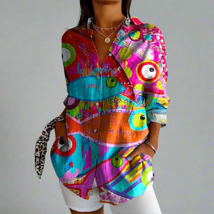 "Elegant kvindebluse i luksuriøst blødt materiale med håndlavede detaljer og klassisk design."