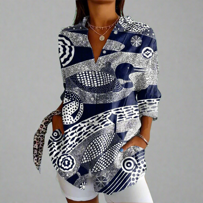 "Elegant kvindebluse i luksuriøst blødt materiale med håndlavede detaljer og klassisk design."