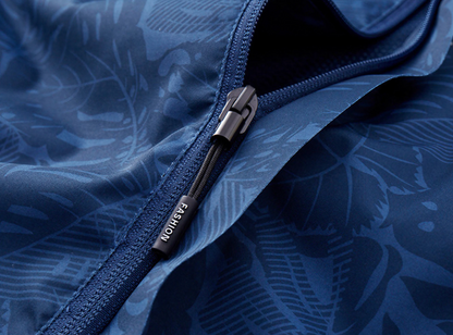 "Elegant kvindejakke, vind- og vandtæt, moderne snit, lys beige farve, perfekt til hverdagsbrug i al slags vejr."