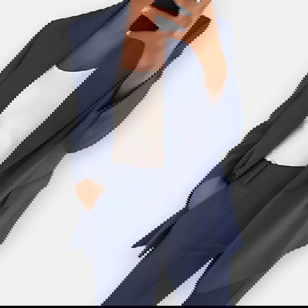 "Elegant kvindesæt med tidløst design, blød tekstur, perfekt til både formelle og afslappede anledninger"