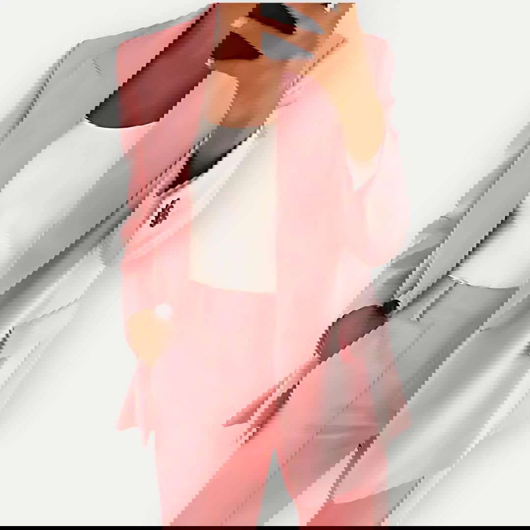 "Elegant kvindesæt med tidløst design, blød tekstur, perfekt til både formelle og afslappede anledninger"