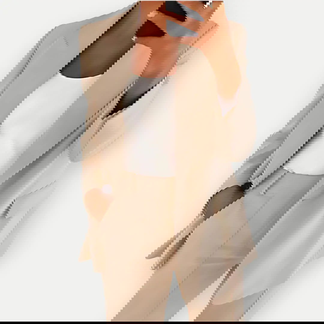 "Elegant kvindesæt med tidløst design, blød tekstur, perfekt til både formelle og afslappede anledninger"