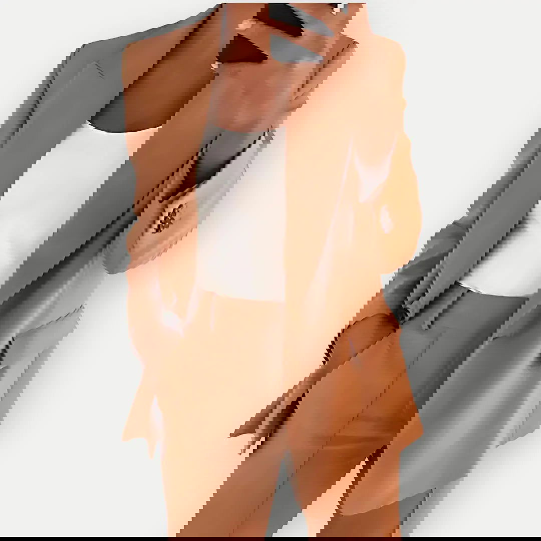 "Elegant kvindesæt med tidløst design, blød tekstur, perfekt til både formelle og afslappede anledninger"