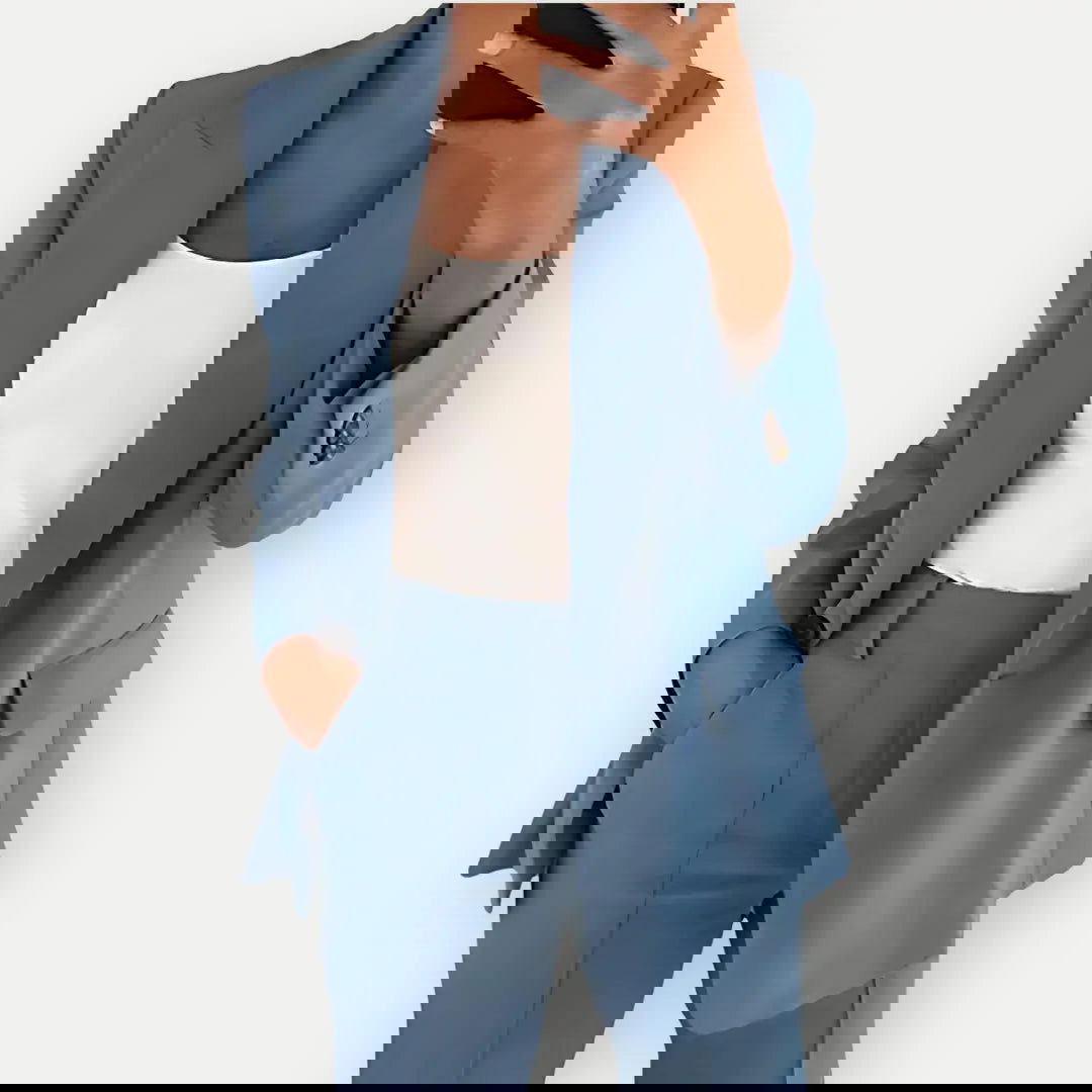 "Elegant kvindesæt med tidløst design, blød tekstur, perfekt til både formelle og afslappede anledninger"