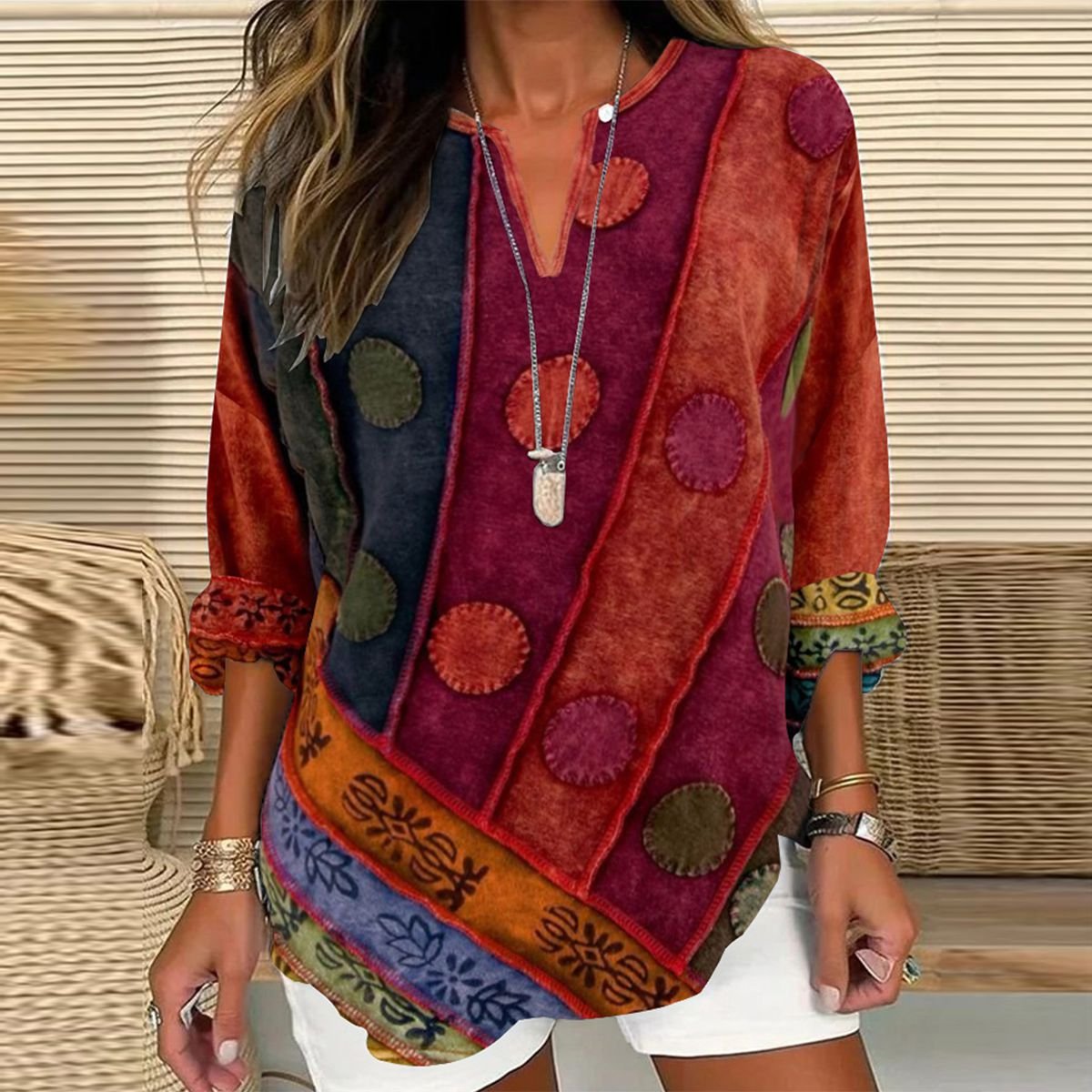 "Elegant langærmet T-shirt med unik Stilla-hals, åndbart polyesterstof, ideel til stilbevidst moderne brug"