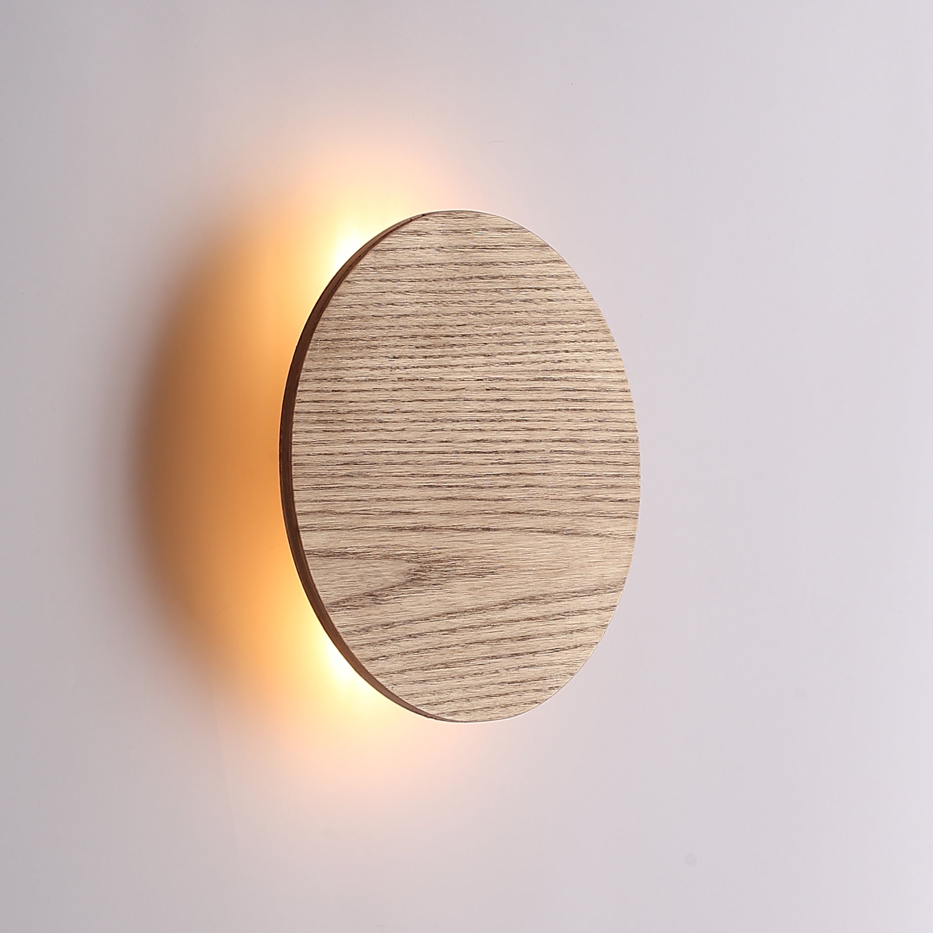 "Elegant Lori væglampe i Ø20, naturligt egetræ med LED lys, rund form, tidløst design, stemningsfuld belysning"