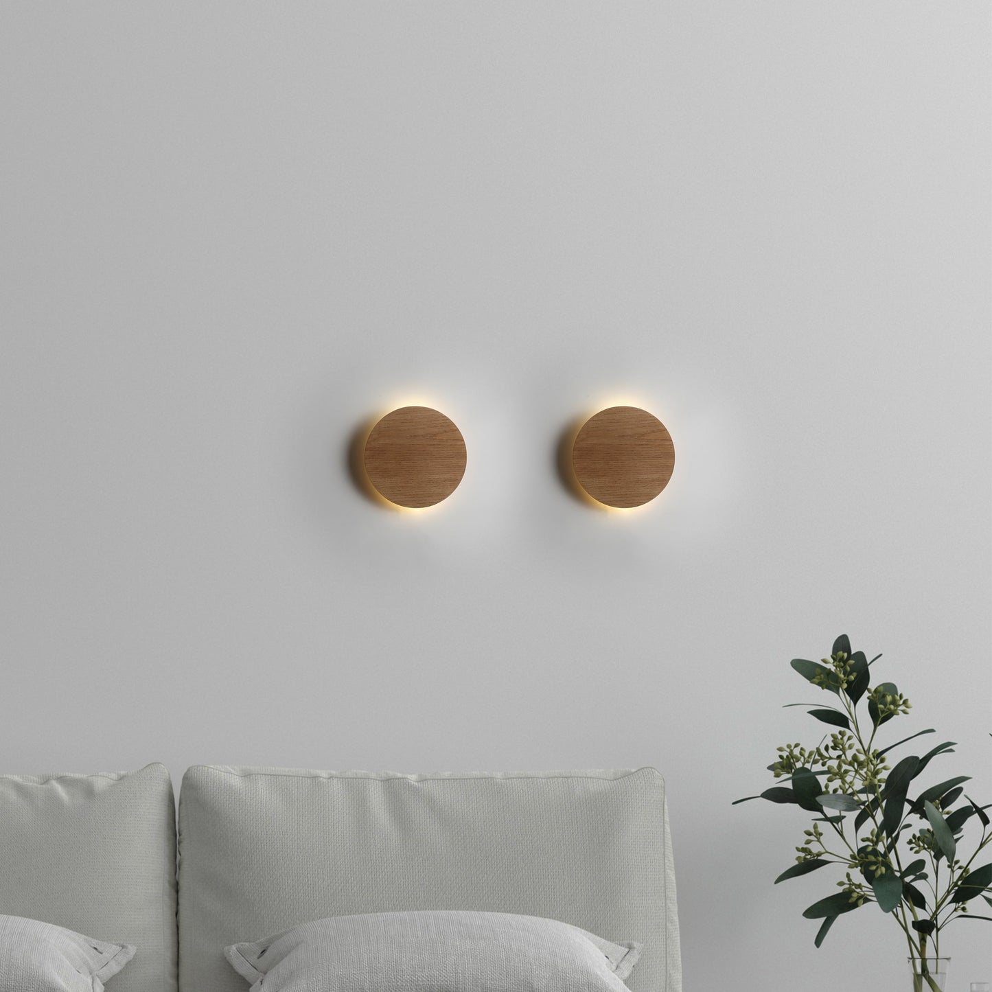 "Elegant Lori væglampe i Ø20, naturligt egetræ med LED lys, rund form, tidløst design, stemningsfuld belysning"