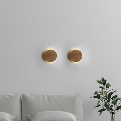 "Elegant Lori væglampe i Ø20, naturligt egetræ med LED lys, rund form, tidløst design, stemningsfuld belysning"