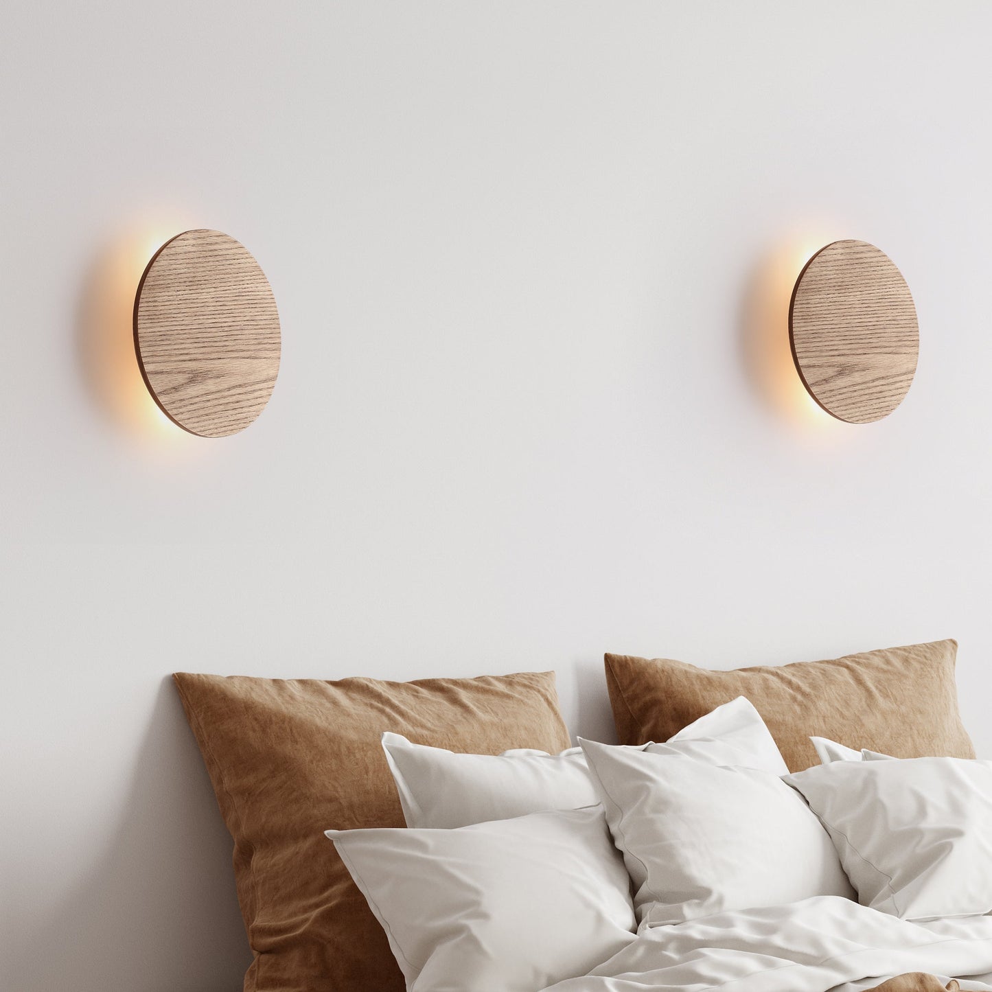 "Elegant Lori væglampe i Ø20, naturligt egetræ med LED lys, rund form, tidløst design, stemningsfuld belysning"