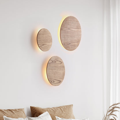 "Elegant Lori væglampe i Ø20, naturligt egetræ med LED lys, rund form, tidløst design, stemningsfuld belysning"