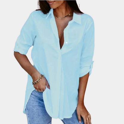 "Elegant lyseblå langærmet bluse til kvinder, feminin og behagelig, perfekt til hverdag og festlige lejligheder."