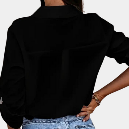 "Elegant lyseblå langærmet bluse til kvinder, feminin og behagelig, perfekt til hverdag og festlige lejligheder."