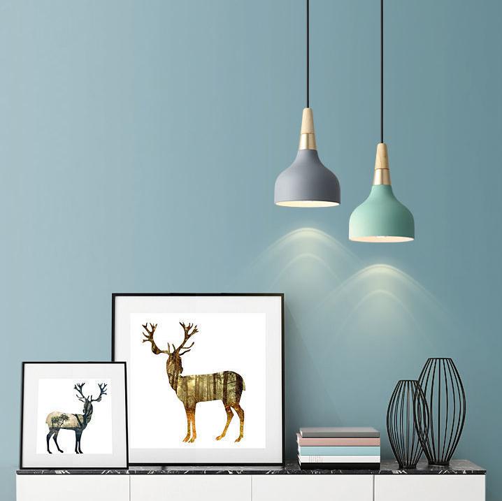 "Elegant macaron disc pendellampe i hvide og pastelfarver, moderne design, ideel til stuer og caféer. Stilfuldt jern og træ."