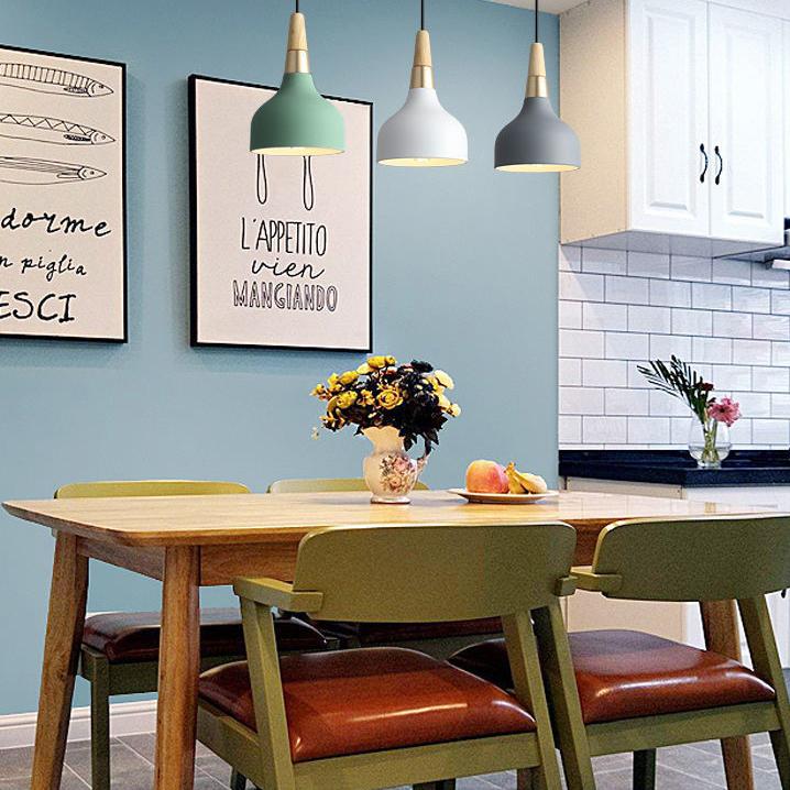 "Elegant macaron disc pendellampe i hvide og pastelfarver, moderne design, ideel til stuer og caféer. Stilfuldt jern og træ."