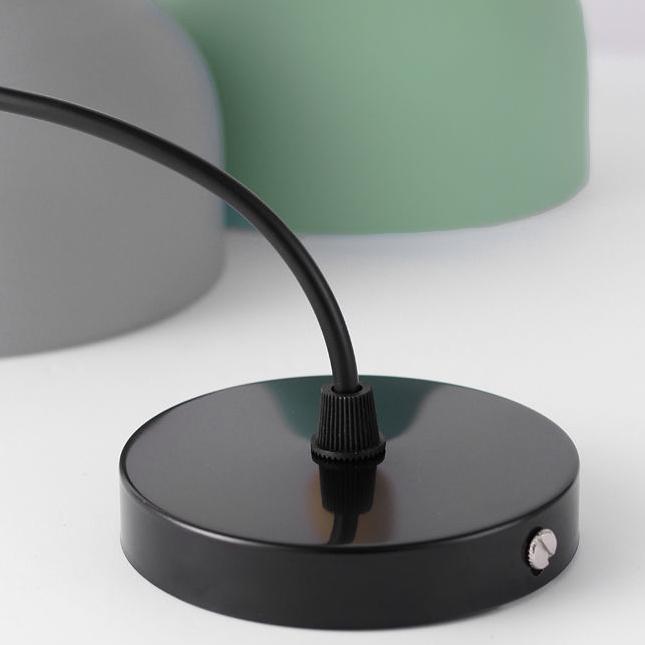 "Elegant macaron disc pendellampe i hvide og pastelfarver, moderne design, ideel til stuer og caféer. Stilfuldt jern og træ."