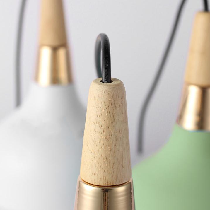 "Elegant macaron disc pendellampe i hvide og pastelfarver, moderne design, ideel til stuer og caféer. Stilfuldt jern og træ."