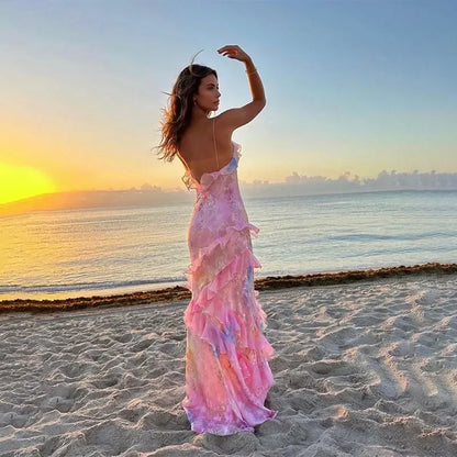 "Elegant maxi sommerkjole med lag-på-lag design og spaghettistropper, ideel til varme dage i gule og lyserøde nuancer."