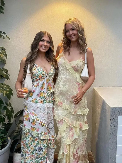 "Elegant maxi sommerkjole med lag-på-lag design og spaghettistropper, ideel til varme dage i gule og lyserøde nuancer."