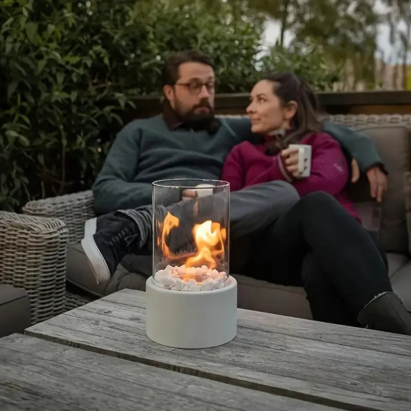 "Elegant moderne bordpejs i glas og metal med levende flamme, perfekt til hyggelige hjem og moderne indretninger."