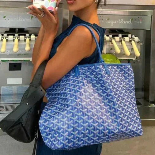 "Elegant moderne dametaske med rene linjer, rummelig kapacitet og i forskellige farver. Perfekt til hverdag og fest."