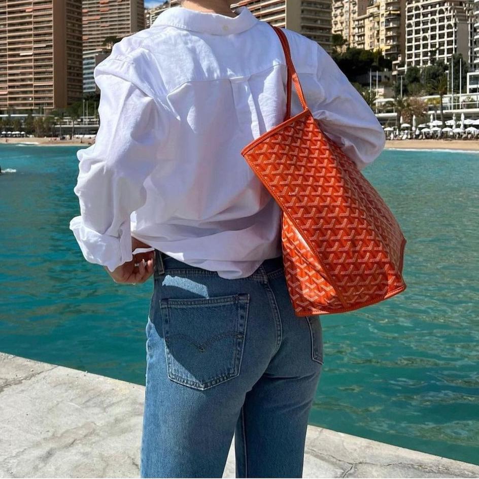 "Elegant moderne dametaske med rene linjer, rummelig kapacitet og i forskellige farver. Perfekt til hverdag og fest."