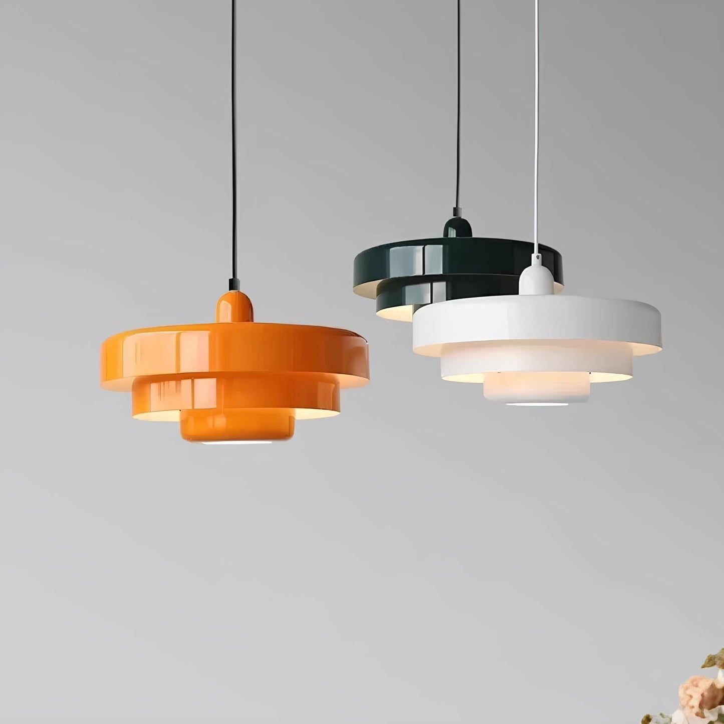 "Elegant nordisk glas loftslampe med lagdelt design, skaber hygge og stil i ethvert rum, perfekte farver til indretning."