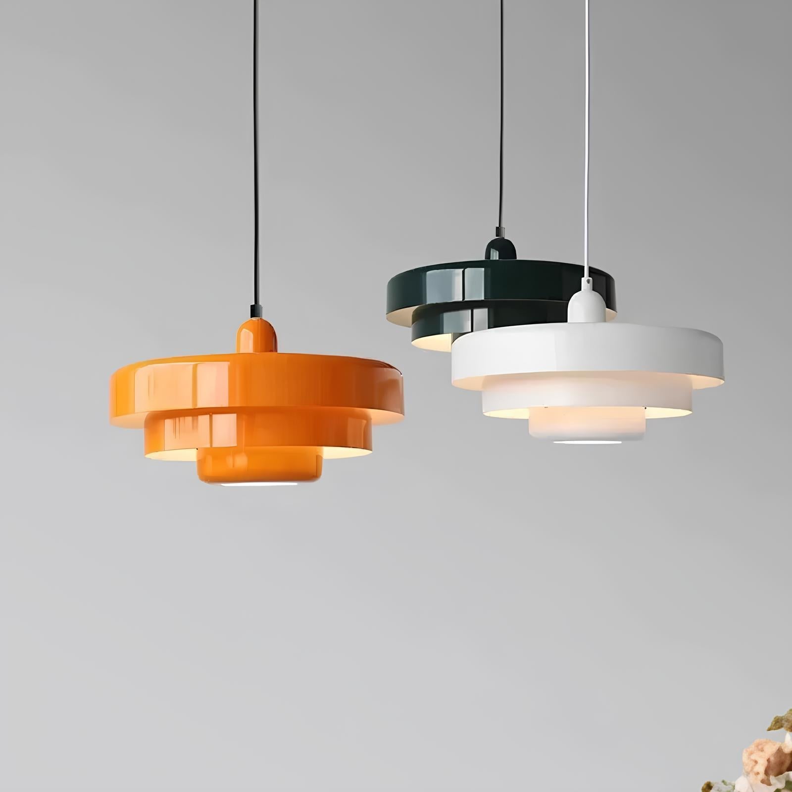 "Elegant nordisk glas loftslampe med lagdelt design, skaber hygge og stil i ethvert rum, perfekte farver til indretning."