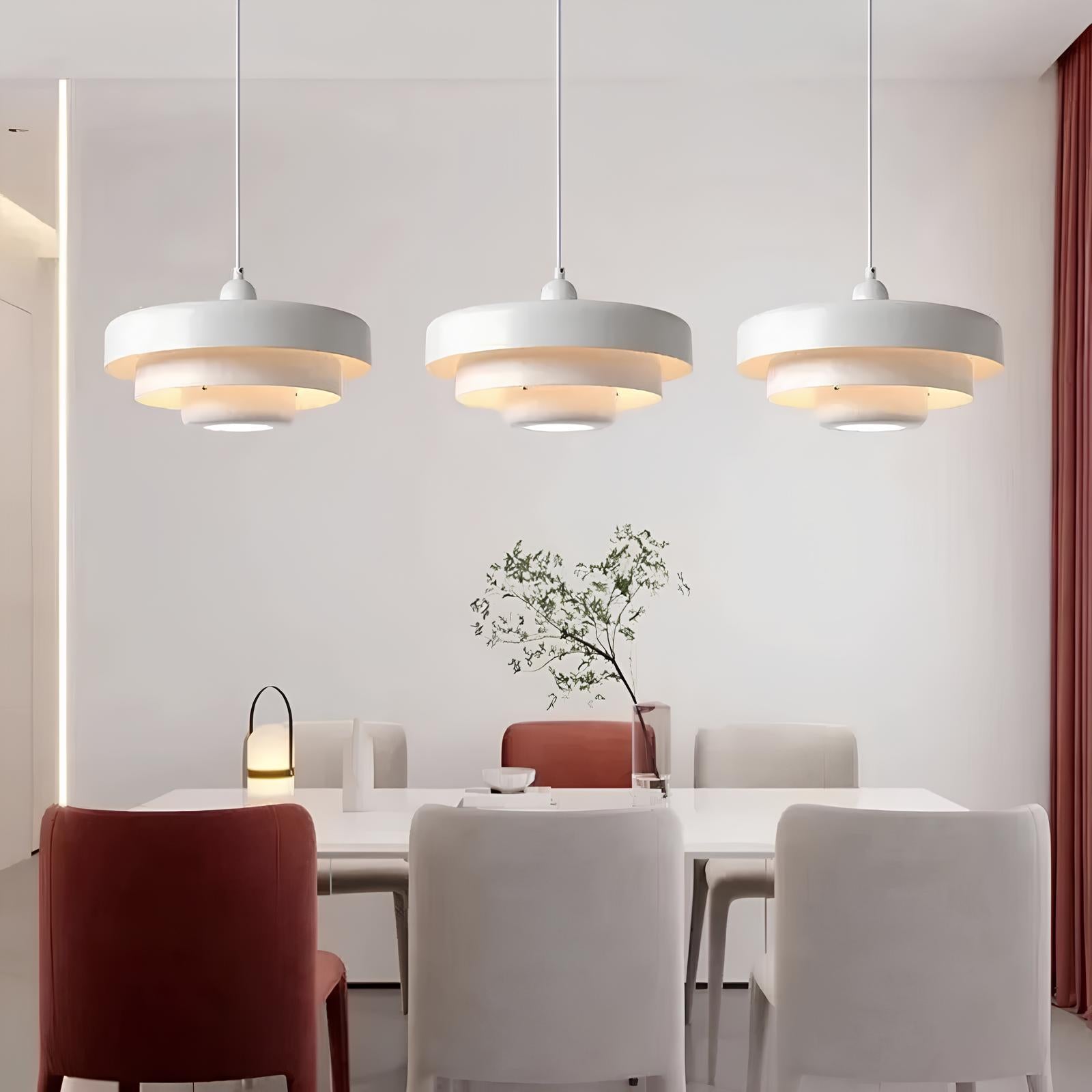 "Elegant nordisk glas loftslampe med lagdelt design, skaber hygge og stil i ethvert rum, perfekte farver til indretning."