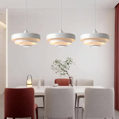 "Elegant nordisk glas loftslampe med lagdelt design, skaber hygge og stil i ethvert rum, perfekte farver til indretning."