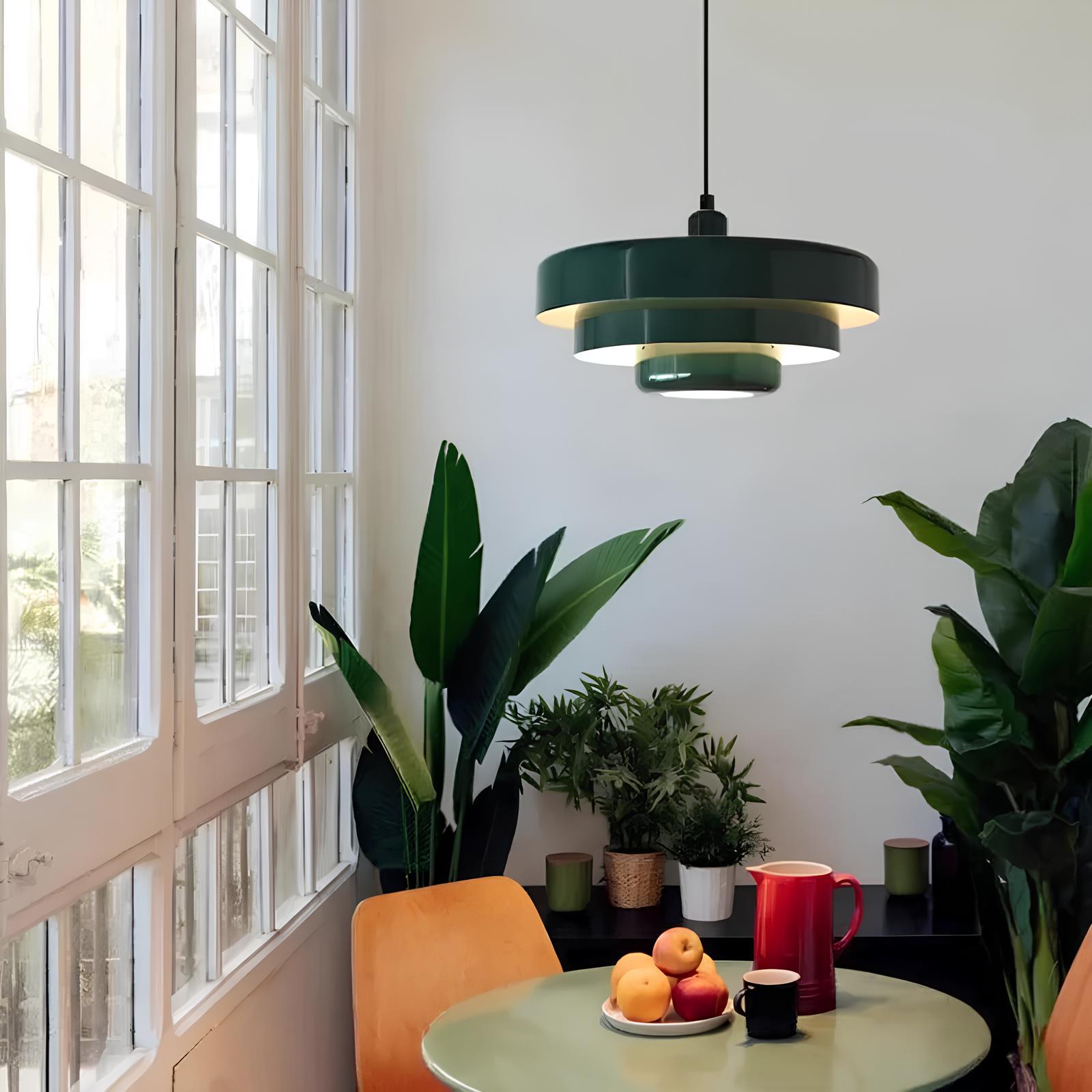 "Elegant nordisk glas loftslampe med lagdelt design, skaber hygge og stil i ethvert rum, perfekte farver til indretning."