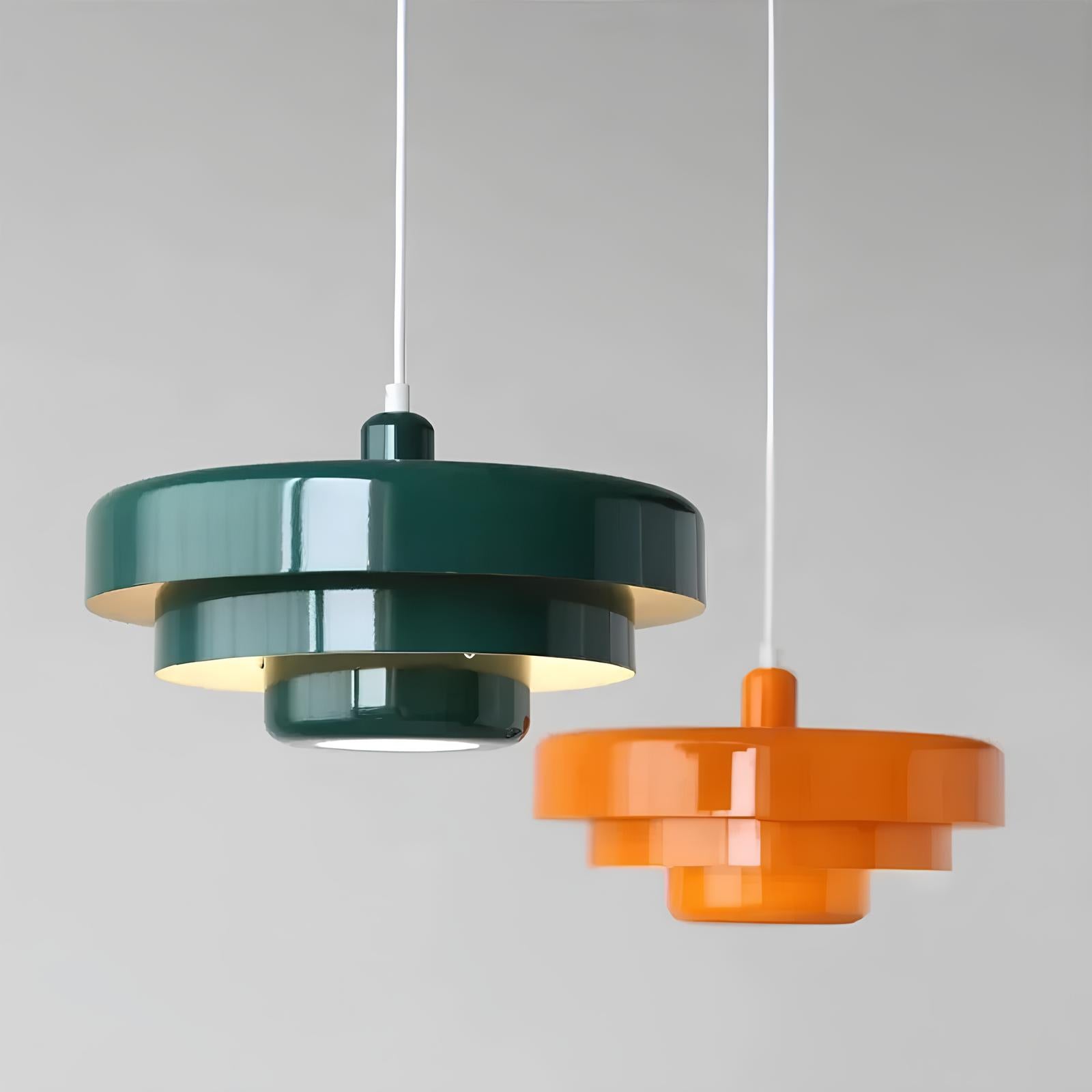 "Elegant nordisk glas loftslampe med lagdelt design, skaber hygge og stil i ethvert rum, perfekte farver til indretning."