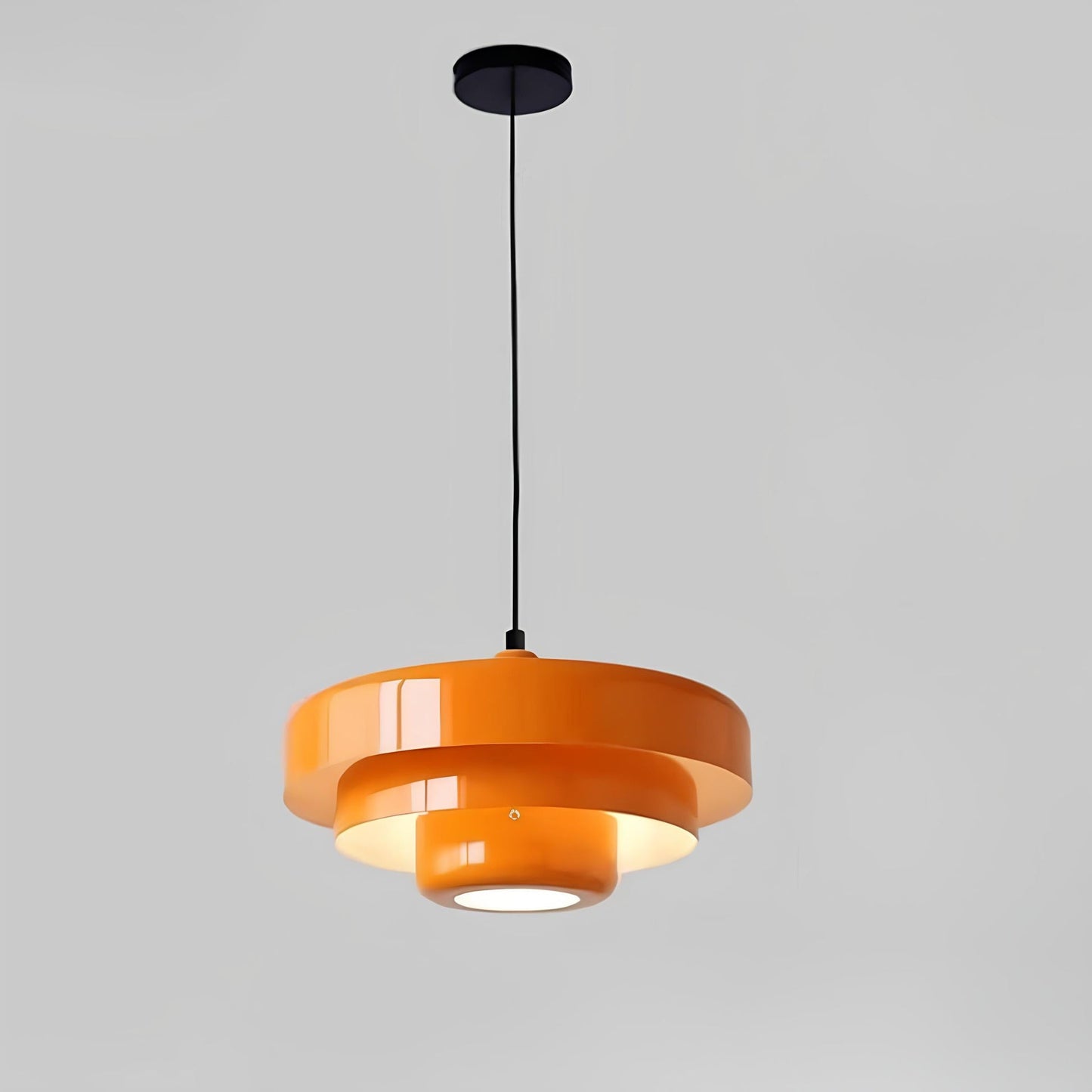 "Elegant nordisk glas loftslampe med lagdelt design, skaber hygge og stil i ethvert rum, perfekte farver til indretning."
