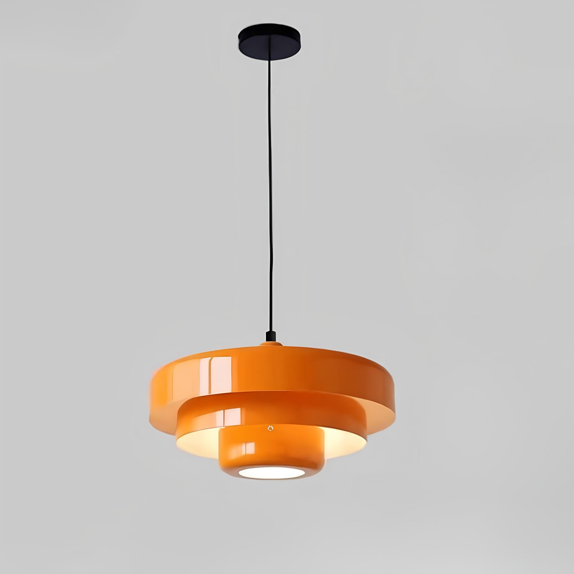 "Elegant nordisk glas loftslampe med lagdelt design, skaber hygge og stil i ethvert rum, perfekte farver til indretning."