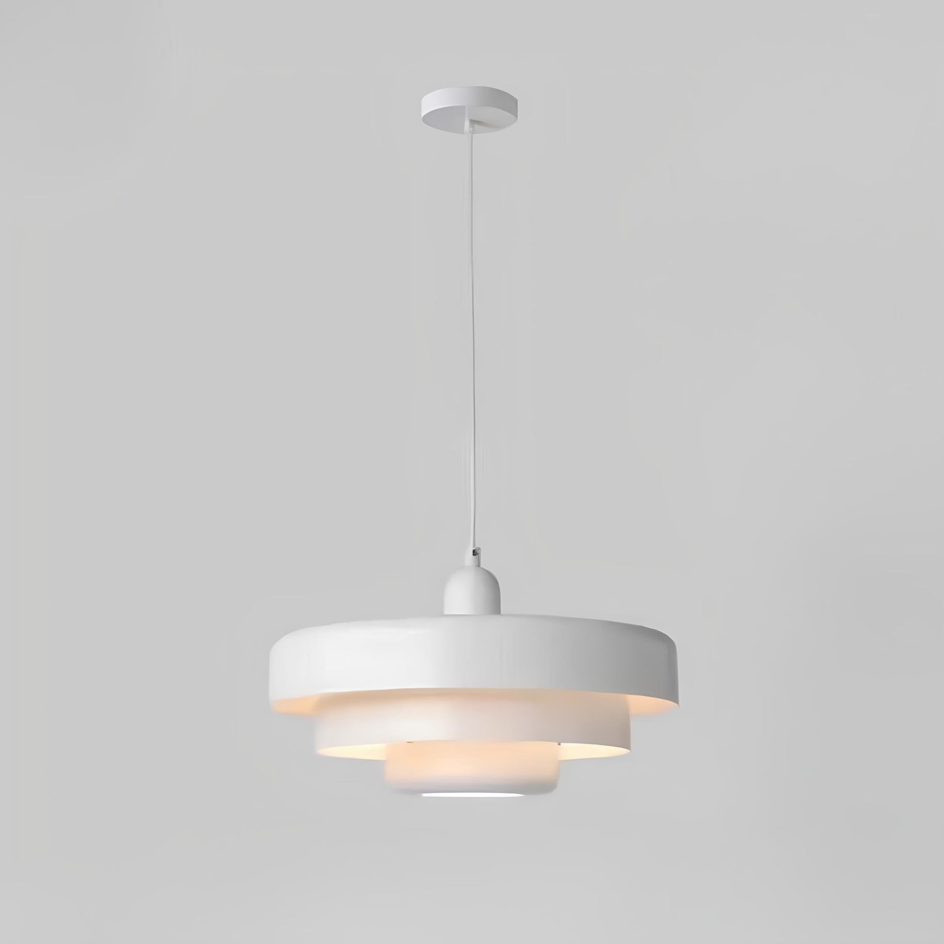 "Elegant nordisk glas loftslampe med lagdelt design, skaber hygge og stil i ethvert rum, perfekte farver til indretning."