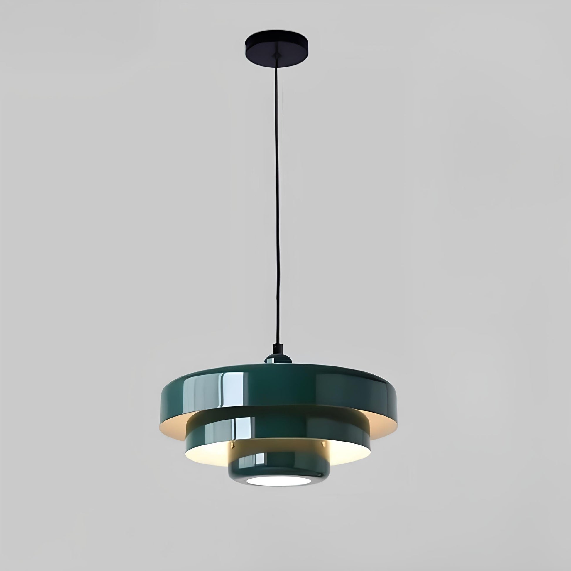 "Elegant nordisk glas loftslampe med lagdelt design, skaber hygge og stil i ethvert rum, perfekte farver til indretning."