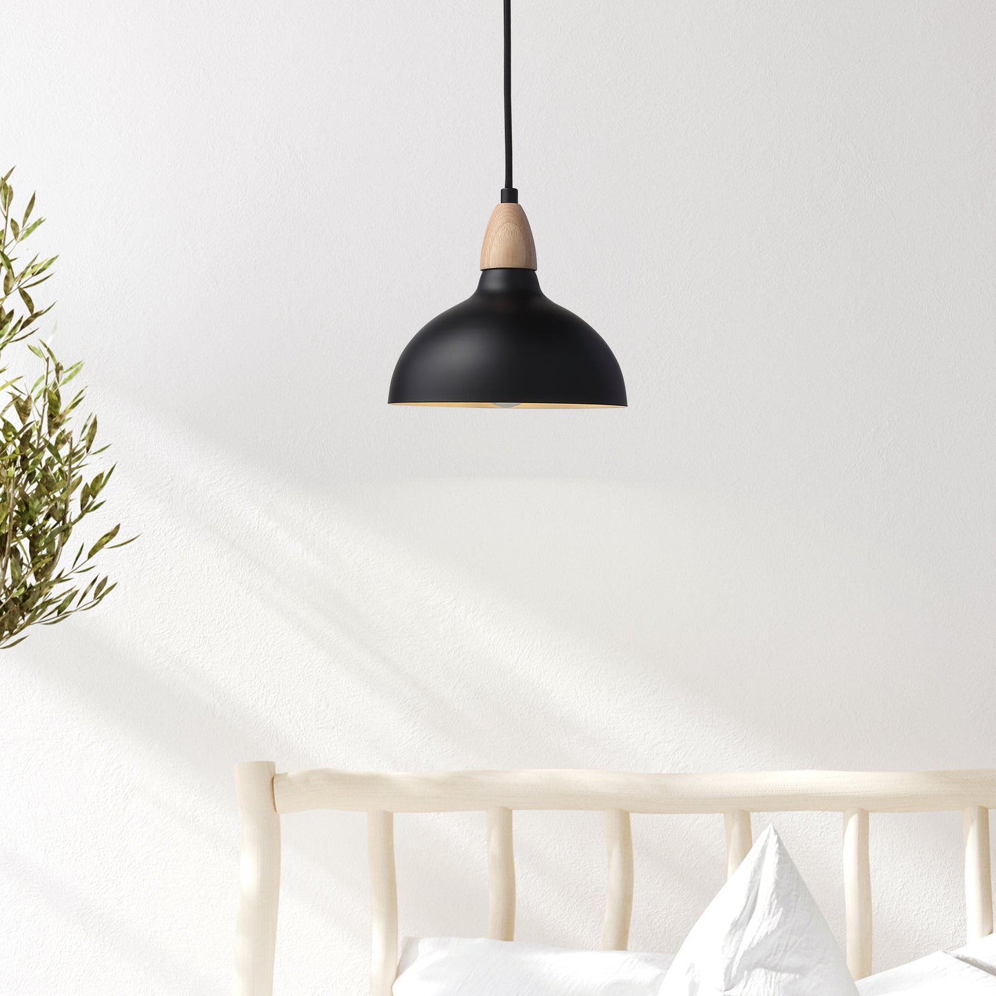 "Elegant Oak pendel lampe Ø19 i lyst træ og sort, stilrent design til moderne og klassiske indretninger, Ø19 cm."