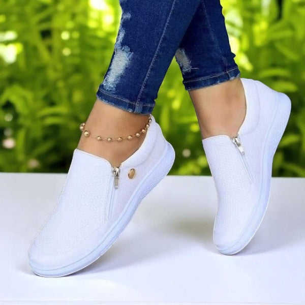 "Elegant ortopædisk sko til kvinder med blød sål, letvægtsdesign, perfekt til hverdag og arbejde, set fra siden."