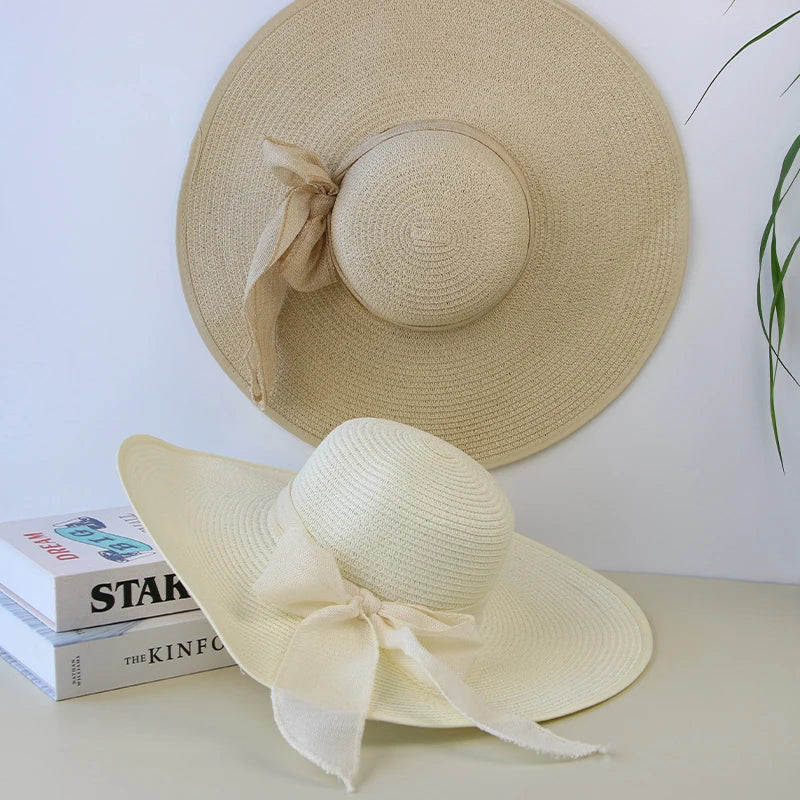 Elegant Panama hat med bred skygge, bueknude og stråmateriale. Perfekt til stilfuld solbeskyttelse på solrige dage.