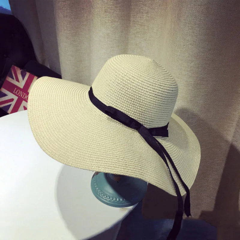 Elegant Panama hat med bred skygge, bueknude og stråmateriale. Perfekt til stilfuld solbeskyttelse på solrige dage.