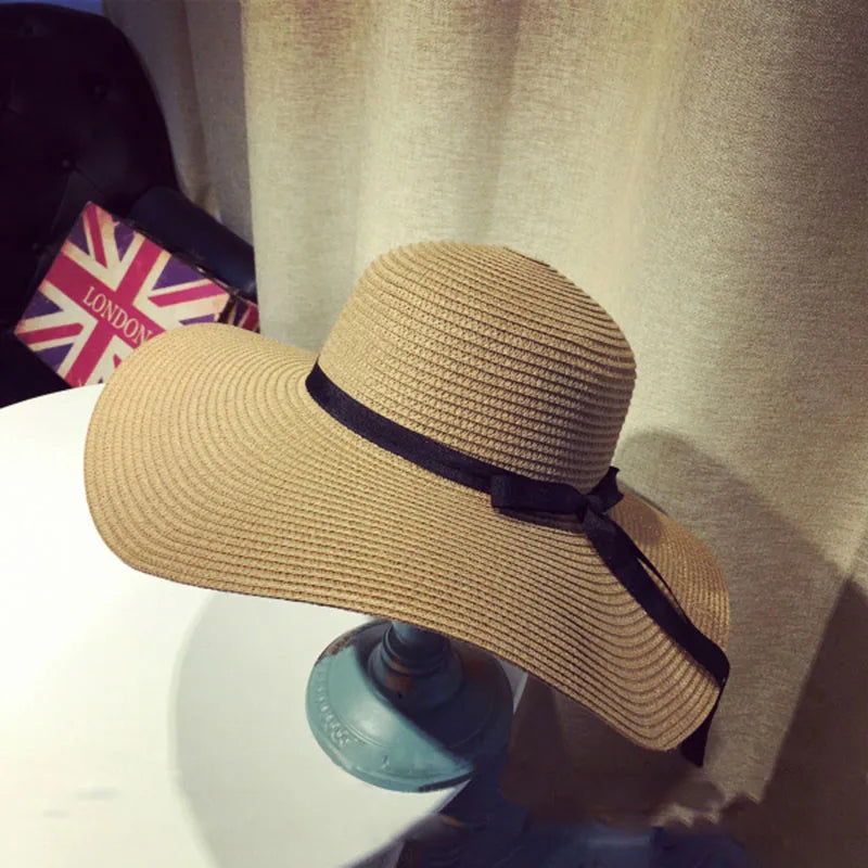 Elegant Panama hat med bred skygge, bueknude og stråmateriale. Perfekt til stilfuld solbeskyttelse på solrige dage.