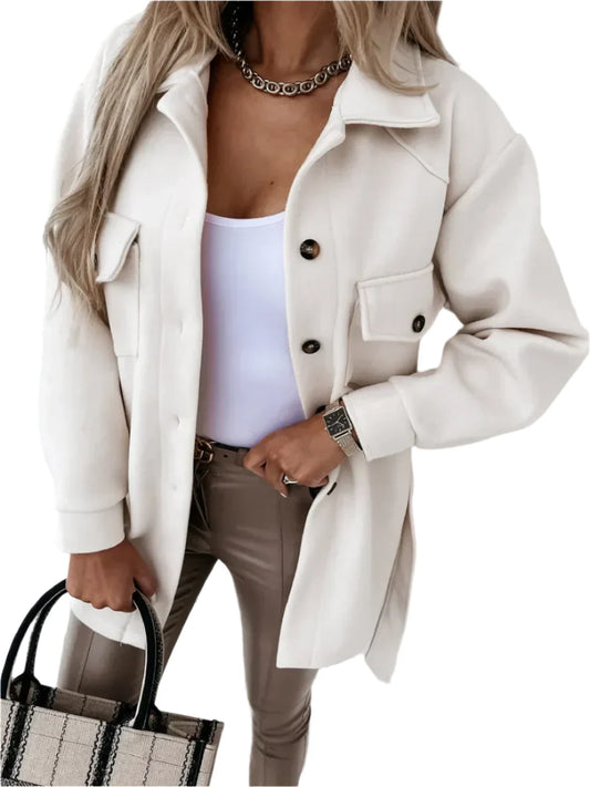 "Elegant passformjakke til kvinder, feminin blazer med fleksibel pasform og tidløst design, perfekt til enhver lejlighed."