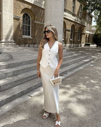 Elegant satinmaxinederdel i lyseblå med høj talje og flydende pasform, perfekt til forårsgarderoben og alsidige lejligheder.