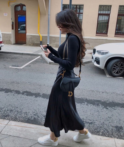 Elegant satinmaxinederdel i lyseblå med høj talje og flydende pasform, perfekt til forårsgarderoben og alsidige lejligheder.