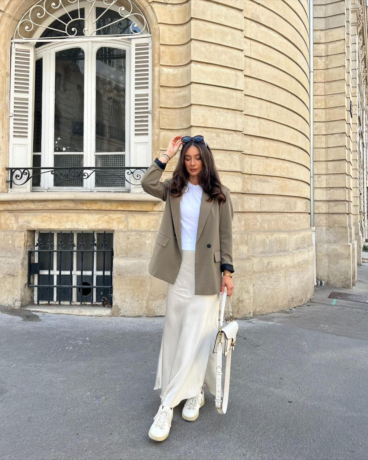 Elegant satinmaxinederdel i lyseblå med høj talje og flydende pasform, perfekt til forårsgarderoben og alsidige lejligheder.