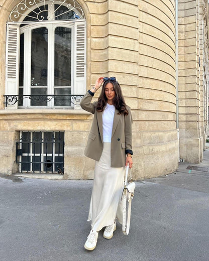 Elegant satinmaxinederdel i lyseblå med høj talje og flydende pasform, perfekt til forårsgarderoben og alsidige lejligheder.