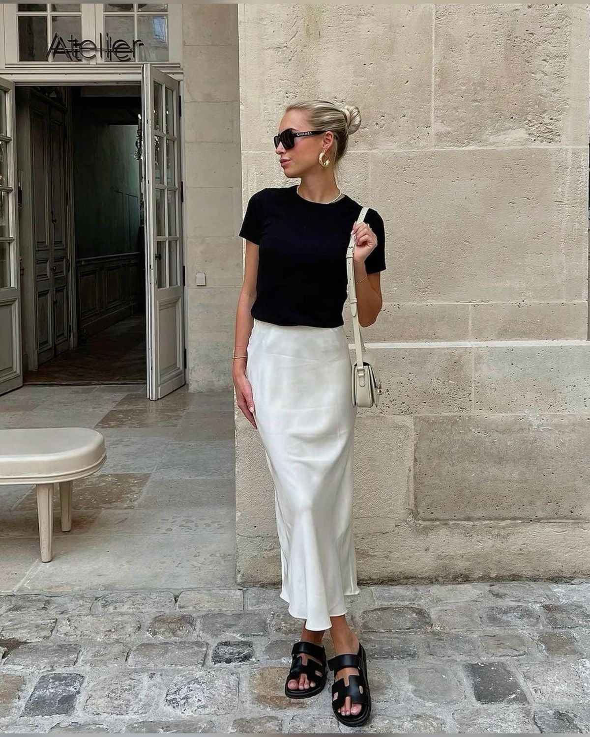 Elegant satinmaxinederdel i lyseblå med høj talje og flydende pasform, perfekt til forårsgarderoben og alsidige lejligheder.