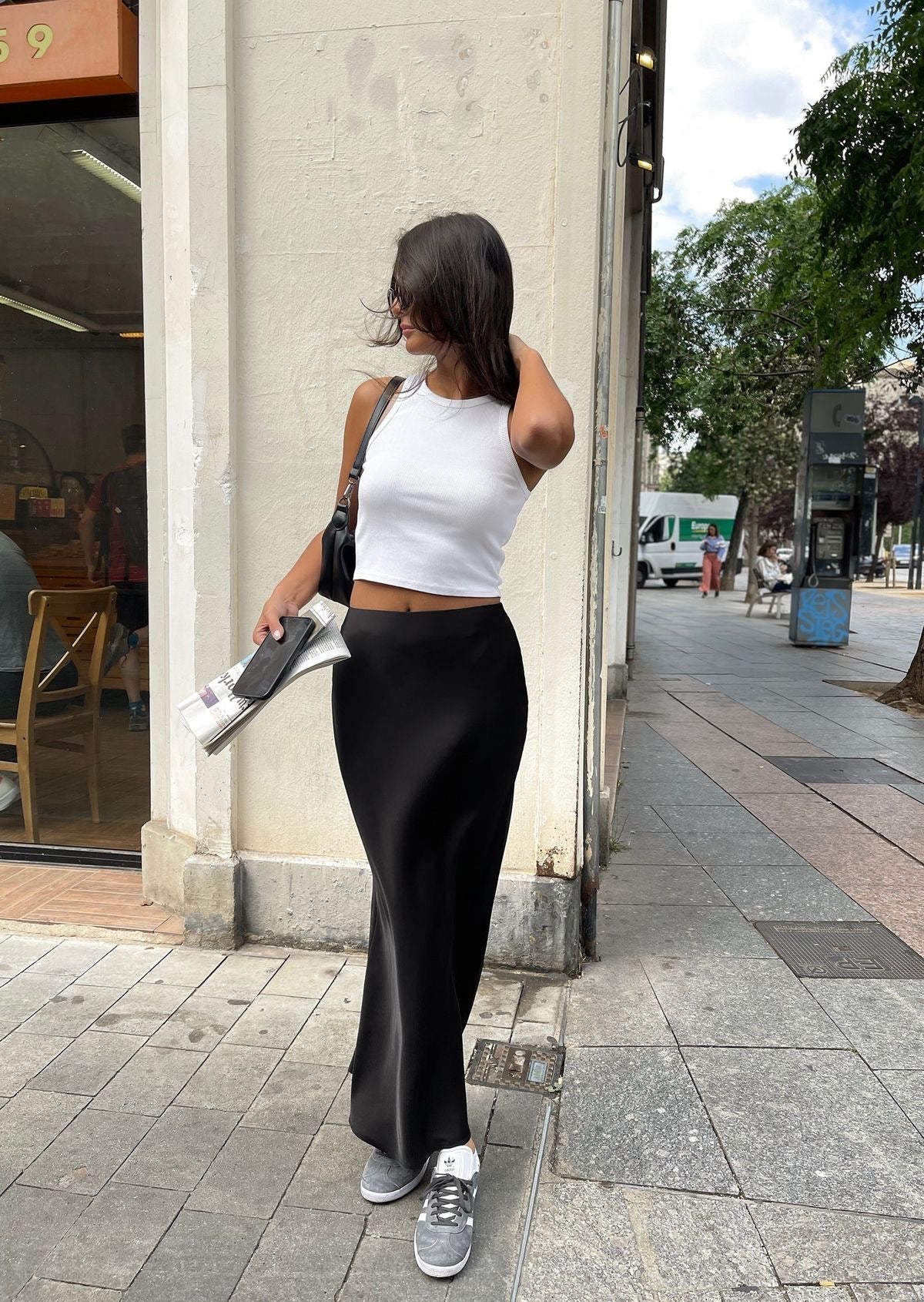 Elegant satinmaxinederdel i lyseblå med høj talje og flydende pasform, perfekt til forårsgarderoben og alsidige lejligheder.