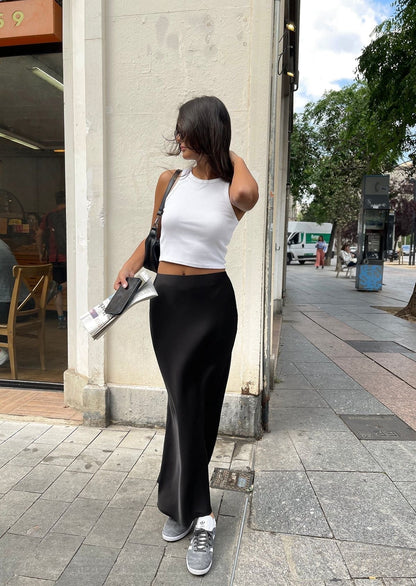 Elegant satinmaxinederdel i lyseblå med høj talje og flydende pasform, perfekt til forårsgarderoben og alsidige lejligheder.